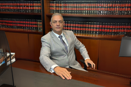 Contratos e regulações exigem atenção, alerta Dr. Leonardo Manzan sobre o setor elétrico.