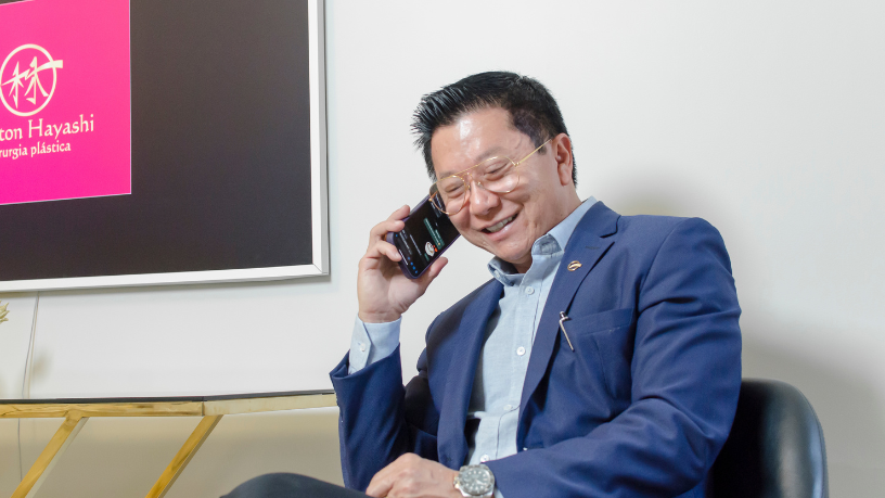Dr. Milton Seigi Hayashi destaca a importância de escolher um cirurgião plástico qualificado para garantir segurança e resultados naturais.