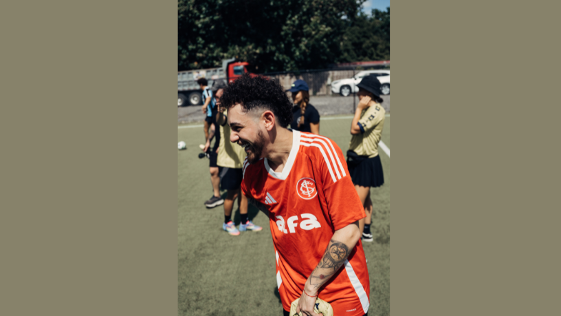 O projeto reforça o talento do humorista e celebra o sucesso da primeira temporada com novas histórias e risadas. (créditos da foto: Léo Machado)