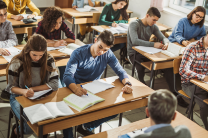 Sérgio Bento De Araújo analisa como os novos materiais e metodologias do ensino médio fortalecem o protagonismo dos estudantes.