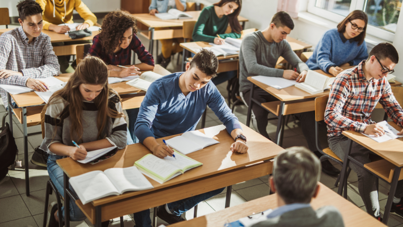 Sérgio Bento De Araújo analisa como os novos materiais e metodologias do ensino médio fortalecem o protagonismo dos estudantes.