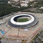 Vista aérea do Mineirão, em Belo Horizonte, com o estádio vazio e seu campo cercado pelas arquibancadas.