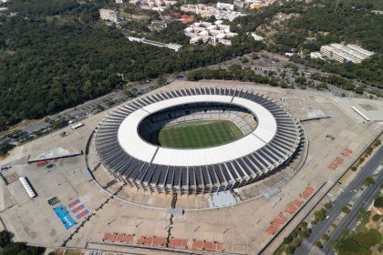 Vista aérea do Mineirão, em Belo Horizonte, com o estádio vazio e seu campo cercado pelas arquibancadas.