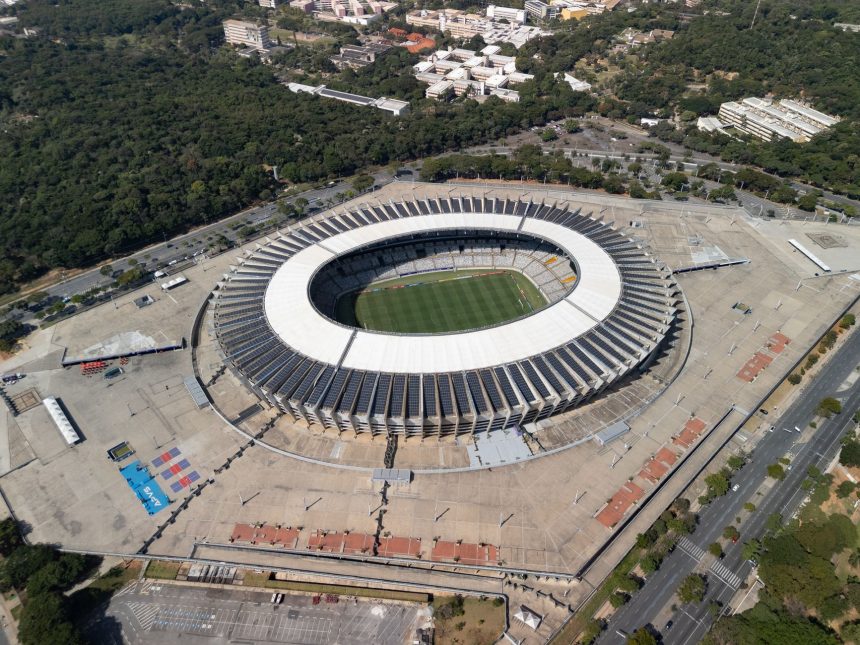 Vista aérea do Mineirão, em Belo Horizonte, com o estádio vazio e seu campo cercado pelas arquibancadas.