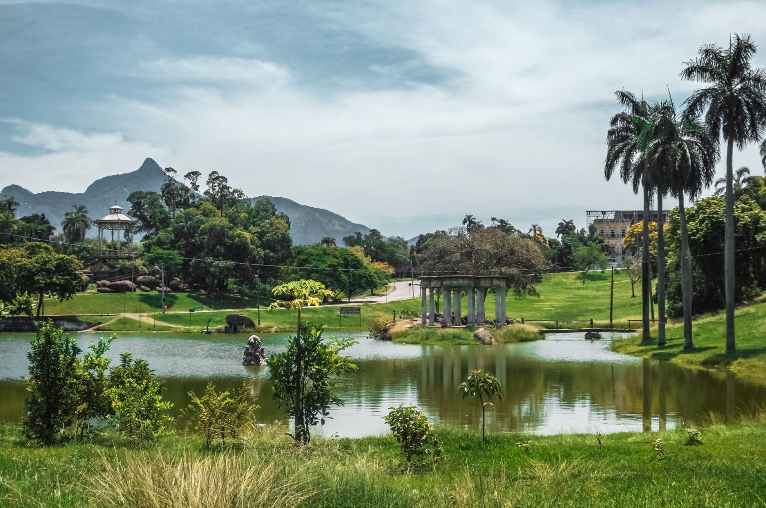 Parque no Rio de Janeiro com lago cercado por vegetação e árvores.