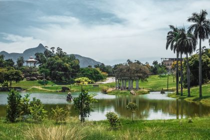 Parque no Rio de Janeiro com lago cercado por vegetação e árvores.