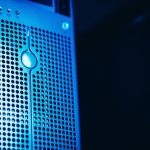 Rack de servidores com iluminação azul em um data center moderno e seguro.
