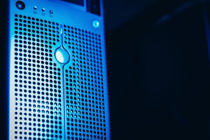 Rack de servidores com iluminação azul em um data center moderno e seguro.