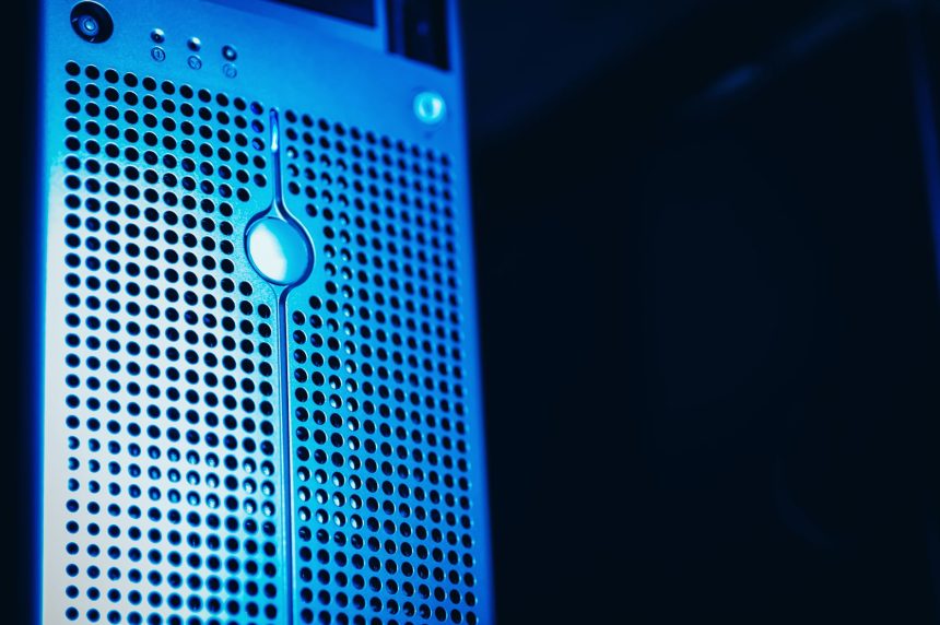 Rack de servidores com iluminação azul em um data center moderno e seguro.